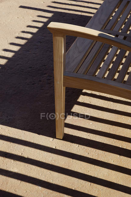 Скамейка и тень на полу, полная рама — стоковое фото