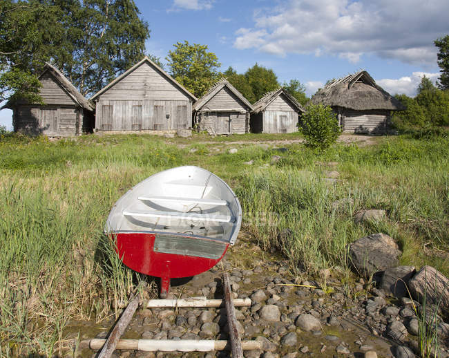 Boat and fisherman sheds in grassy country, Altja fishing village, Estonia — Stock Photo