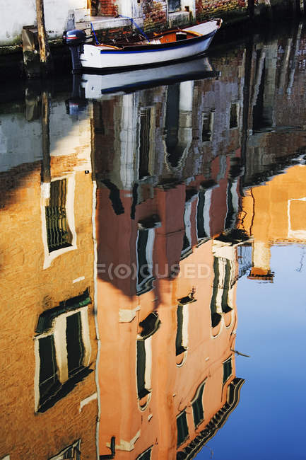 Reflexion des Bauens im Kanal mit Boot, Venedig, Italien — Stockfoto