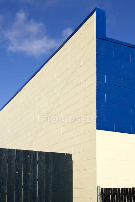 Bâtiment extérieur contre ciel bleu en vue basse — Photo de stock
