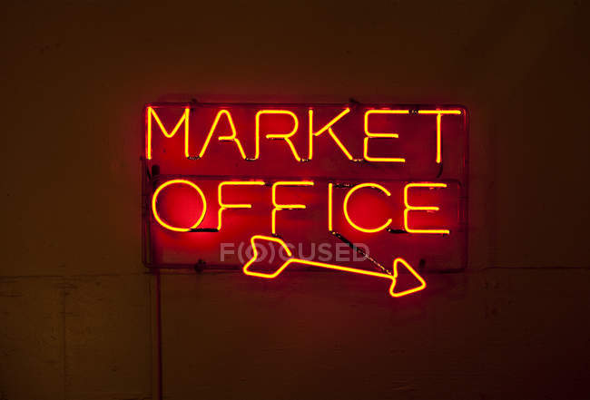 Red neon sign with arrow, Pike Place Market, Seattle, Washington, USA — Stock Photo