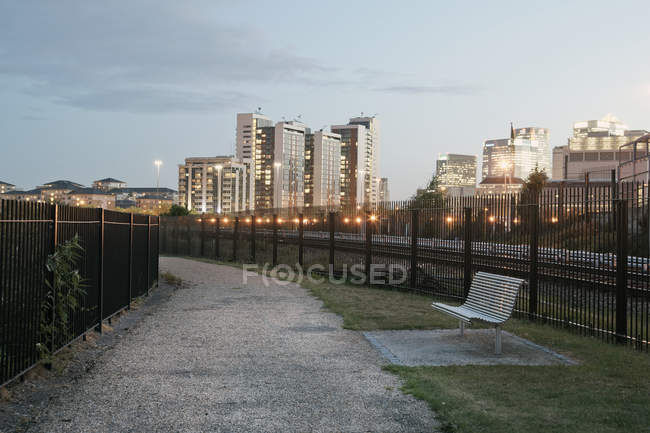 Städtischer fußweg und bank by fence in london, england, uk — Stockfoto