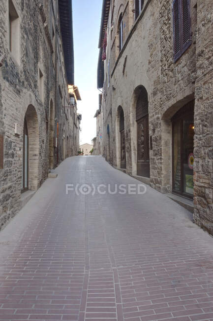 Alleyway medieval San Gimignano, Toscana, Italia - foto de stock