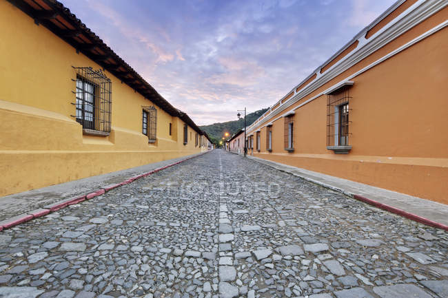 Storica strada del distretto coloniale all'alba con mura di edifici, Guatemala — Foto stock