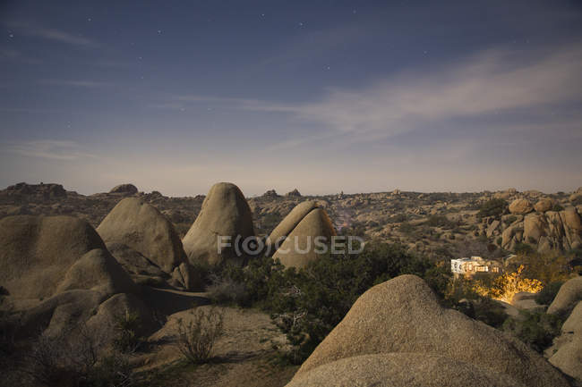 Acampamento de RVs em rochas e pedras de deserto de Joshua Tree National Park, EUA — Fotografia de Stock