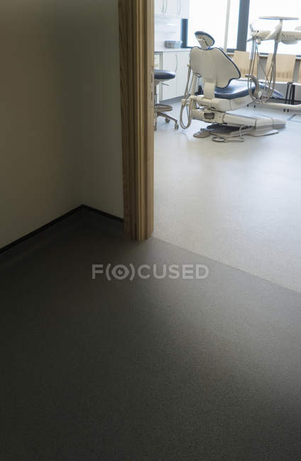 Стоматологічне крісло видно в кімнаті за дверима — стокове фото