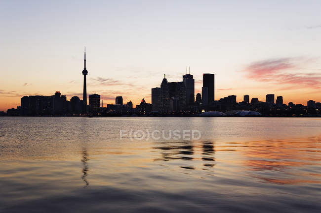 Skyline cidade com reflexão na água ao pôr do sol, Toronto, Ontário, Canadá — Fotografia de Stock