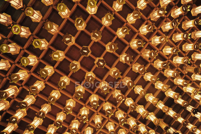 Vue à angle bas des lanternes asiatiques suspendues au plafond — Photo de stock