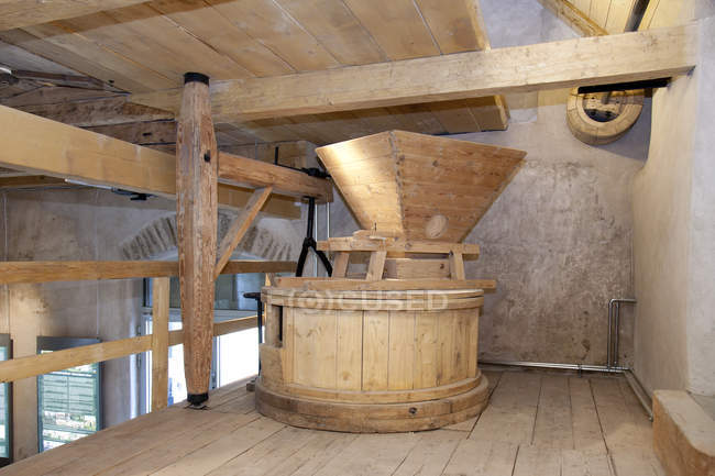 Ancien moulin à eau avec équipement vintage à Vihula, Estonie — Photo de stock
