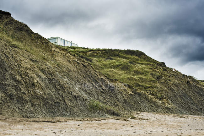 Мобильный дом на скалах, Burton Bradstock, Chesil Beach, Dorset, Великобритания — стоковое фото