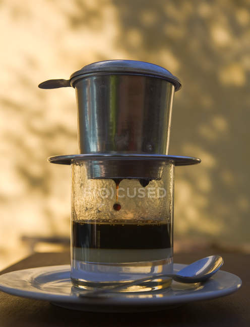 Vietnamesische Kaffeekanne mit frischem Kaffeegetränk auf dem Tisch — Stockfoto