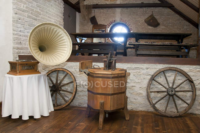 Machines classiques comme décoration de Vihula Manor, Vihula, Estonie — Photo de stock