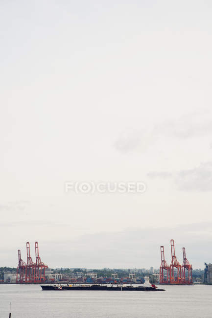 Puerto marítimo industrial con barcos y grúas en Seattle, Washington, Estados Unidos - foto de stock