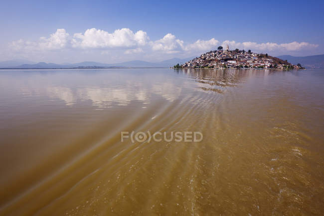 Janitzio île dans le paysage aquatique de Patzcuaro, Michoacan, Mexique — Photo de stock