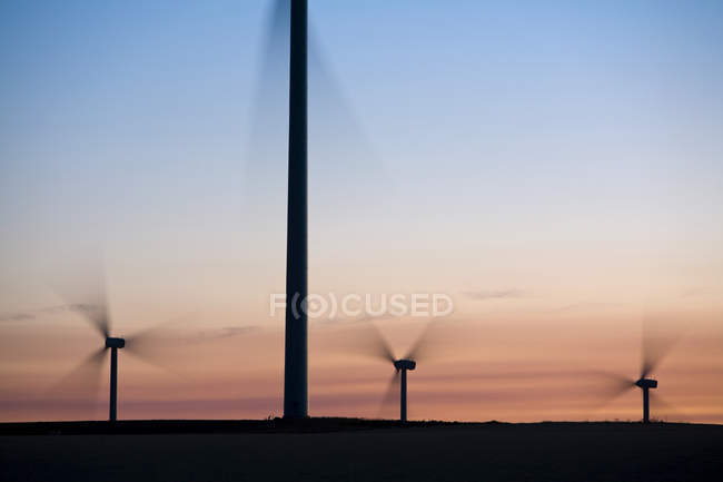 Turbinas eólicas al atardecer en el paisaje de Palouse, Washington, EE.UU., América del Norte - foto de stock