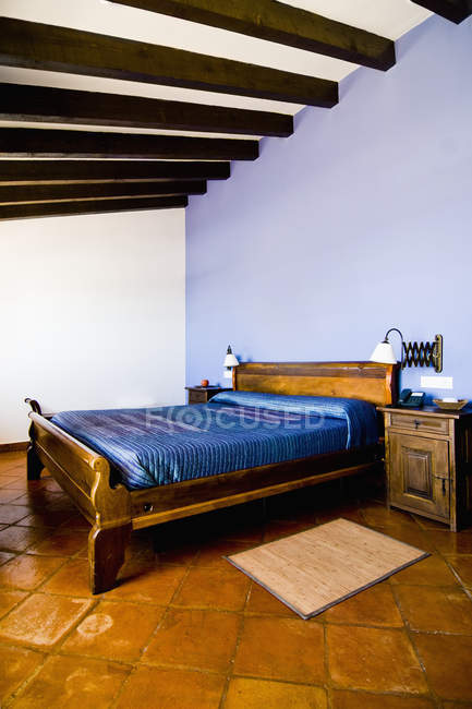 Dormitorio del hotel en el complejo de Antequera, Andalucía, España - foto de stock