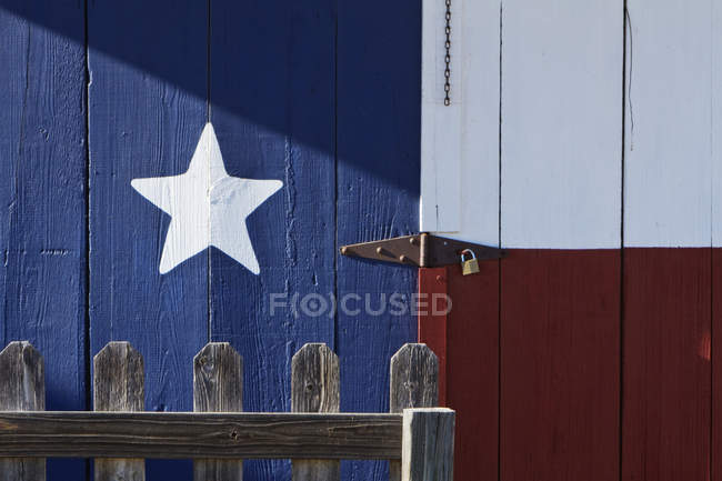 Флаг Техаса раскрашен на деревянном фасаде дома — стоковое фото