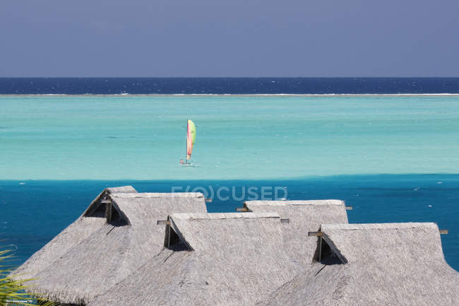 Veleiro na baía em Bora Bora resort, Bora Bora, Taiti, Polinésia Francesa — Fotografia de Stock