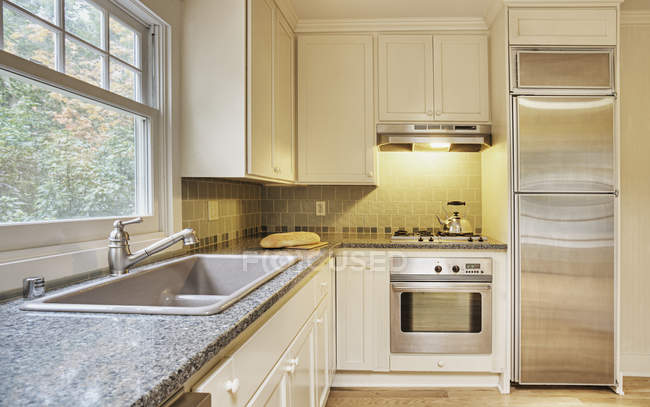 Granite counter tops in luxury modern kitchen — Stock Photo
