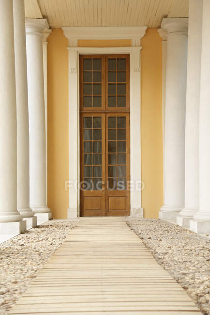 Walkway Leading to a Tall Doorway, Moscow, Russia — Stock Photo