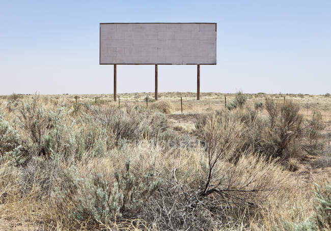 Panneau d'affichage désert blanc dans un paysage aride avec herbe sèche, Arizona, États-Unis — Photo de stock