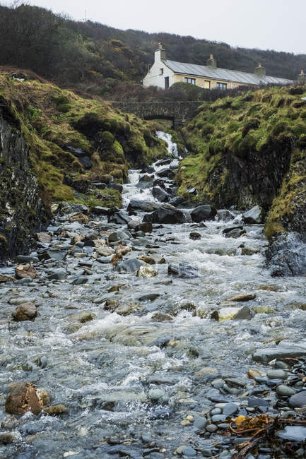 Скелястий берег в Пшркепрокат, затока з котеджним водою і Щабля з галькою пляж, Уельс, Великобританія. — стокове фото