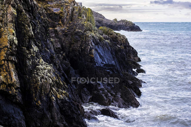 Міцні скелі вздовж берегової лінії національного парку Пвтягкепрокат, Уельс, Великобританія. — стокове фото