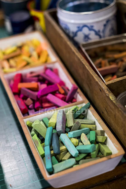 Primer plano de crayones en variedad de colores vibrantes
. - foto de stock