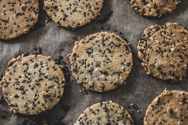 Close-up de biscoitos de semente frescos na assadeira . — Fotografia de Stock