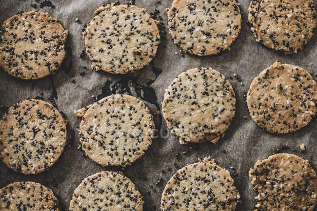 Close-up de biscoitos de semente frescos na assadeira . — Fotografia de Stock