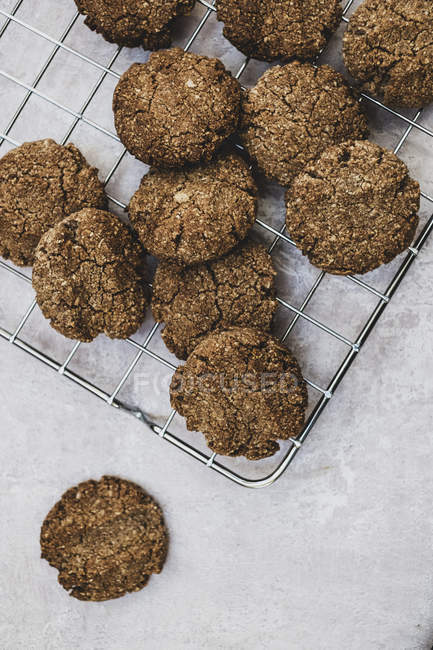 Gros plan à angle élevé des biscuits au chocolat fraîchement cuits sur le support de refroidissement . — Photo de stock