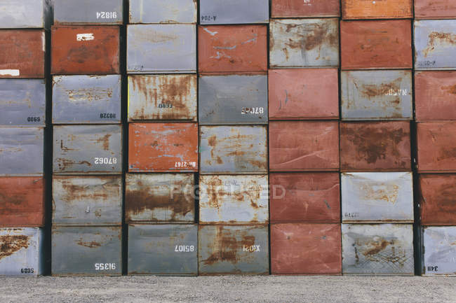 Stapeln von rostigen Metallcontainern mit Nummern auf der Ladefläche. — Stockfoto