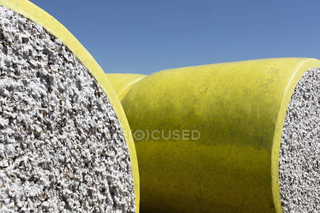 Уборные тюки хлопка, завернутые в желтый пластиковый винил в Грейт-Плейнс, Канзас, США — стоковое фото