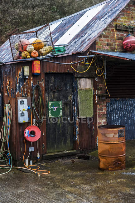 Rustic wooden fishing hut with equipment in harbour of Porthgain, Pembrokeshire, Wales, UK. — Stock Photo
