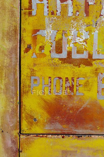 Peeling lettering e vernice sul lato del vecchio camion abbandonato — Foto stock