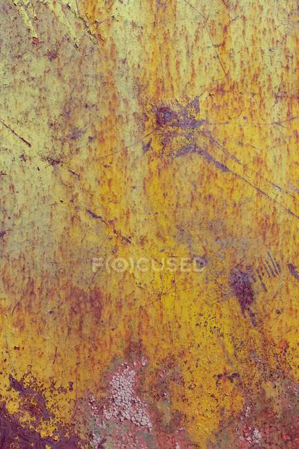 Detalhe de metal enferrujado e tinta descascando na parede amarela — Fotografia de Stock