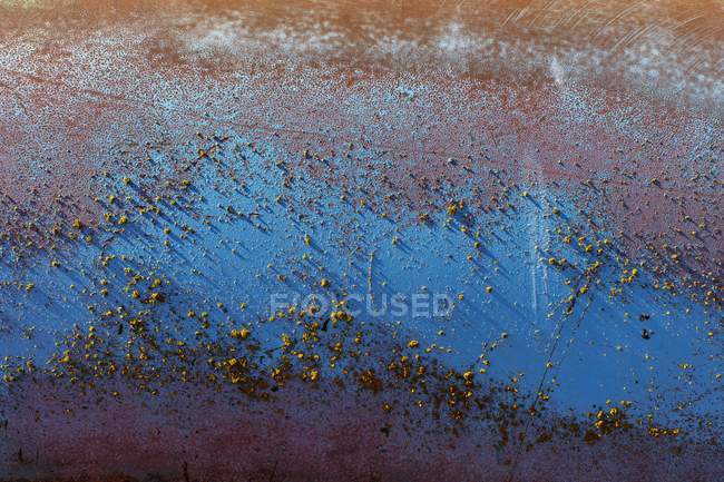 Detalle de pintura azul peeling y metal oxidado en la pared - foto de stock