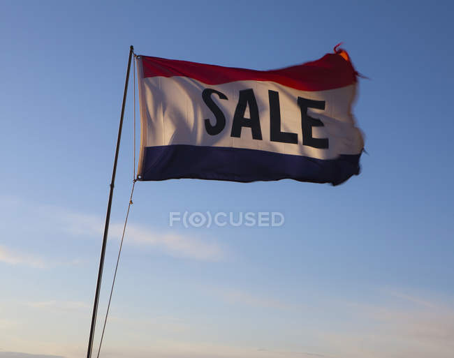 Bandera de venta ondeando en el viento en el desierto de Monument Valley, Arizona, USA - foto de stock