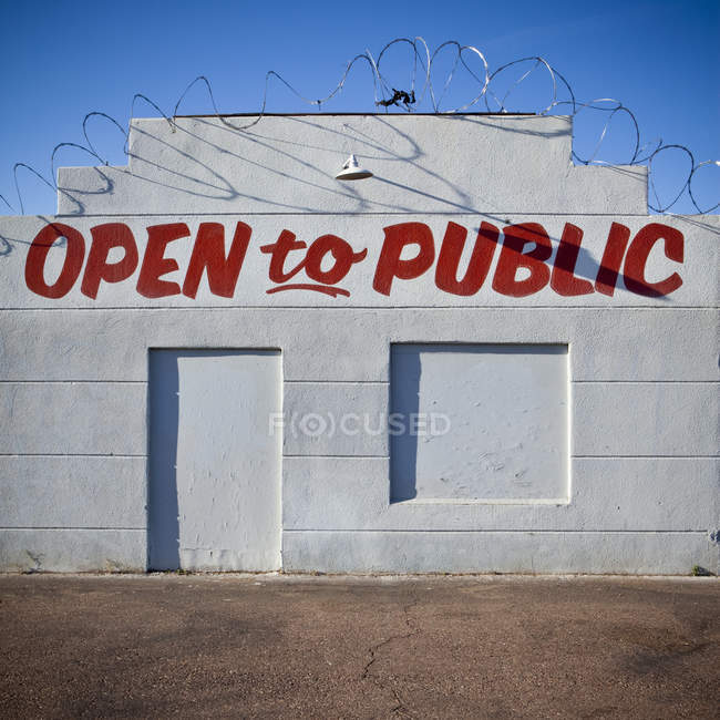 Entreprise fermée avec publicité dans le désert avec fil de fer barbelé — Photo de stock