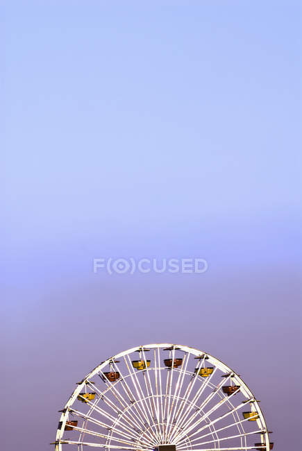 Grande roue contre le ciel bleu au crépuscule — Photo de stock