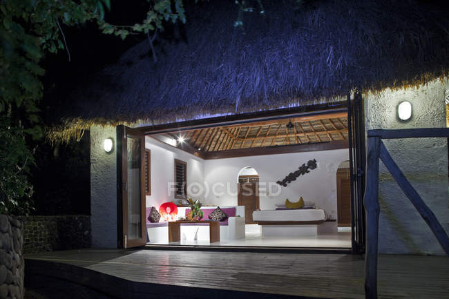 Moderne tropische Hütte auf der Insel Yaqeta, Fidschi — Stockfoto