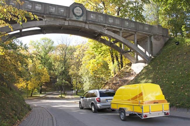 Camion remorquant une remorque jaune sur la route à Tartu, Estonie — Photo de stock