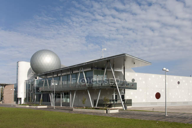 Exterior moderno do Centro de Ciência AHHAA em Tartu, Estónia — Fotografia de Stock