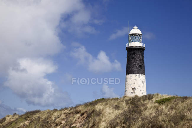 Lighthouse on grassy hillside in East Yorkshire, England, UK — Stock Photo