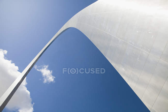 Низький кут зору структури шлюз арки в Сент-Луїсі, штат Міссурі, США — стокове фото