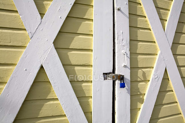 Puertas del granero cerradas con cerradura, marco completo - foto de stock