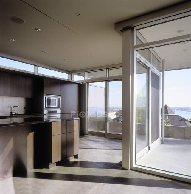 Кухня со стеклянными раздвижными дверями — стоковое фото