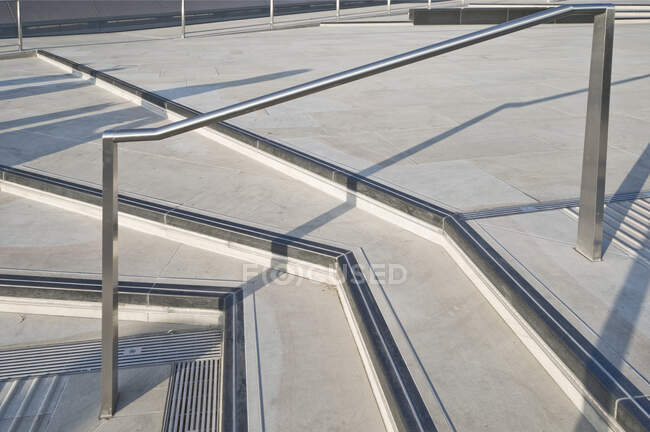 Les marches et la rampe d'un bâtiment moderne par une journée ensoleillée — Photo de stock