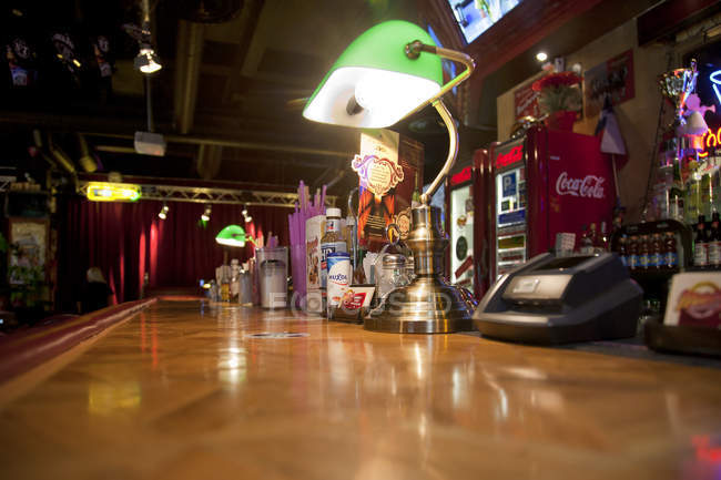 Bar encimera en el restaurante de estilo americano en Tallin, Estonia - foto de stock