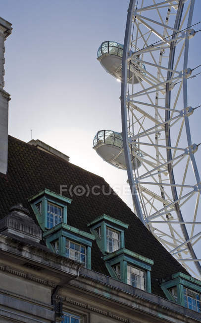 Bâtiment avec ferris roue de London Eye, Londres, Angleterre, Royaume-Uni — Photo de stock